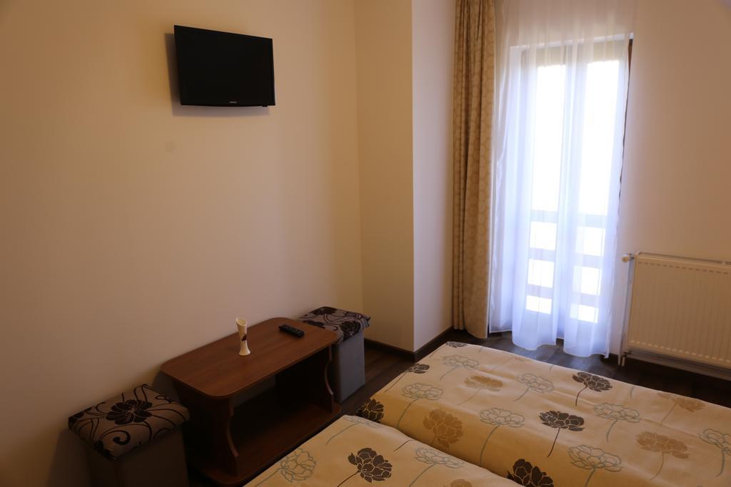 Ezuestfenyo Agroturisztikai Panzio Hotel Borzont Exterior photo