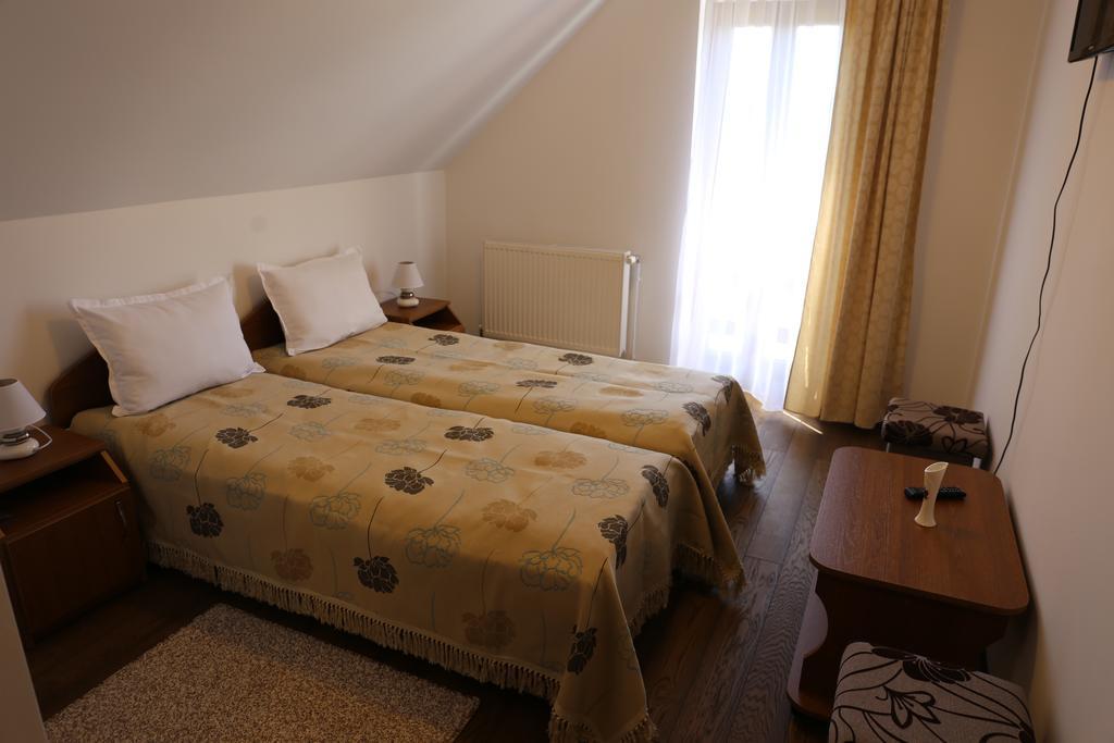 Ezuestfenyo Agroturisztikai Panzio Hotel Borzont Exterior photo