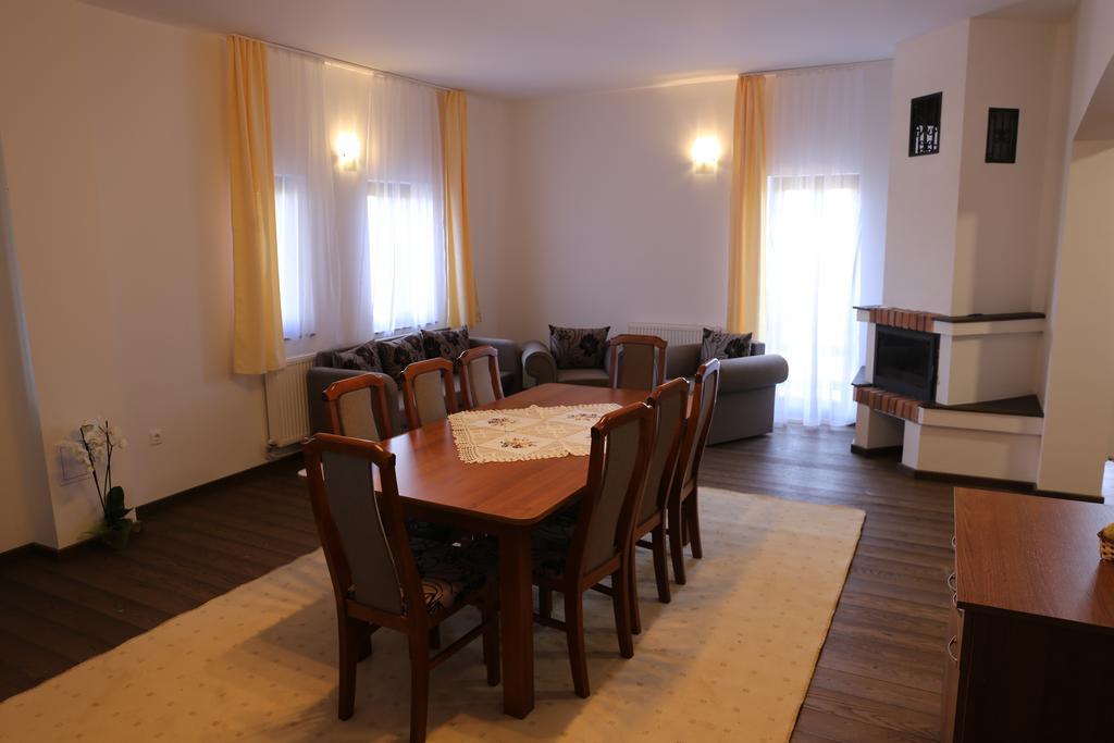 Ezuestfenyo Agroturisztikai Panzio Hotel Borzont Exterior photo